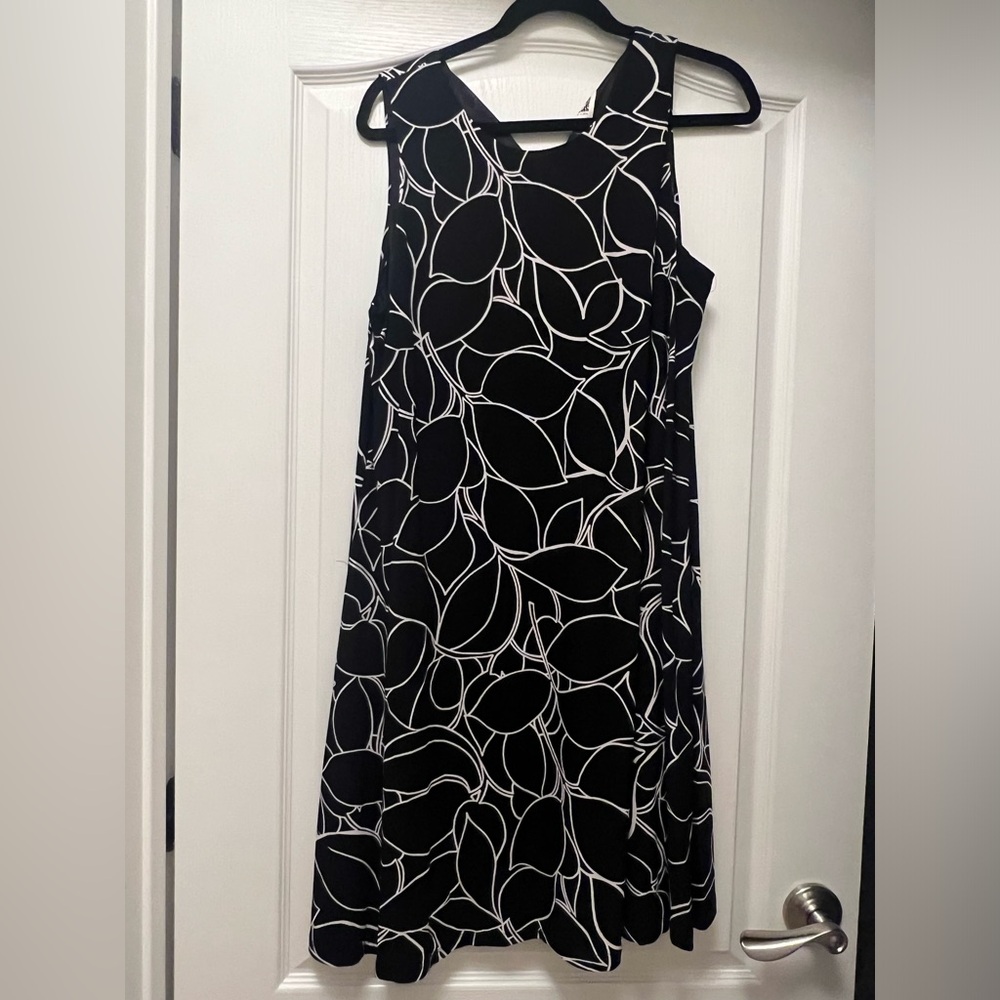 EUC Anne Klein black and white floral dress